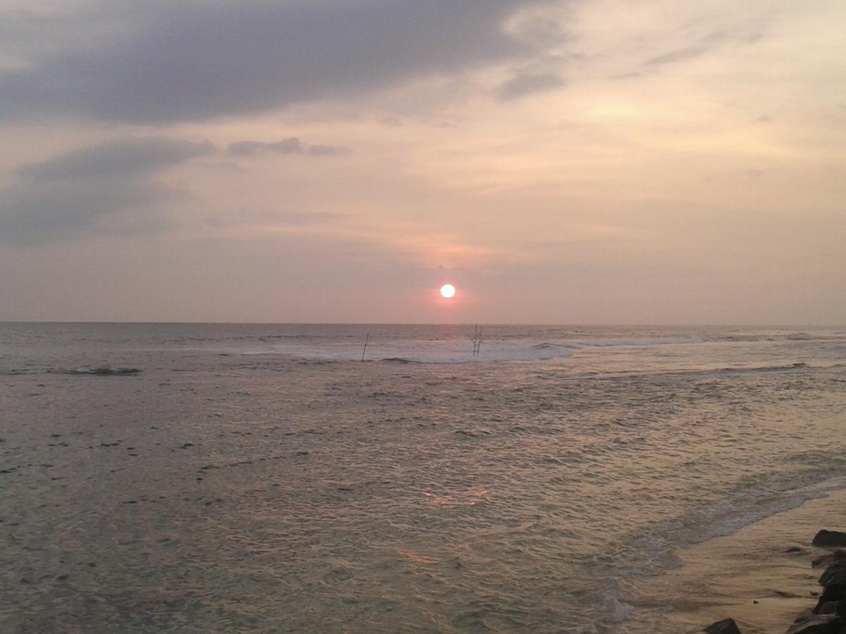Sunset Surfing Beach Resort 마타라 외부 사진