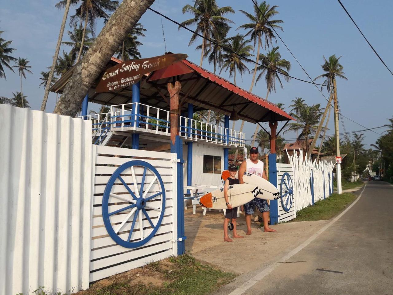 Sunset Surfing Beach Resort 마타라 외부 사진